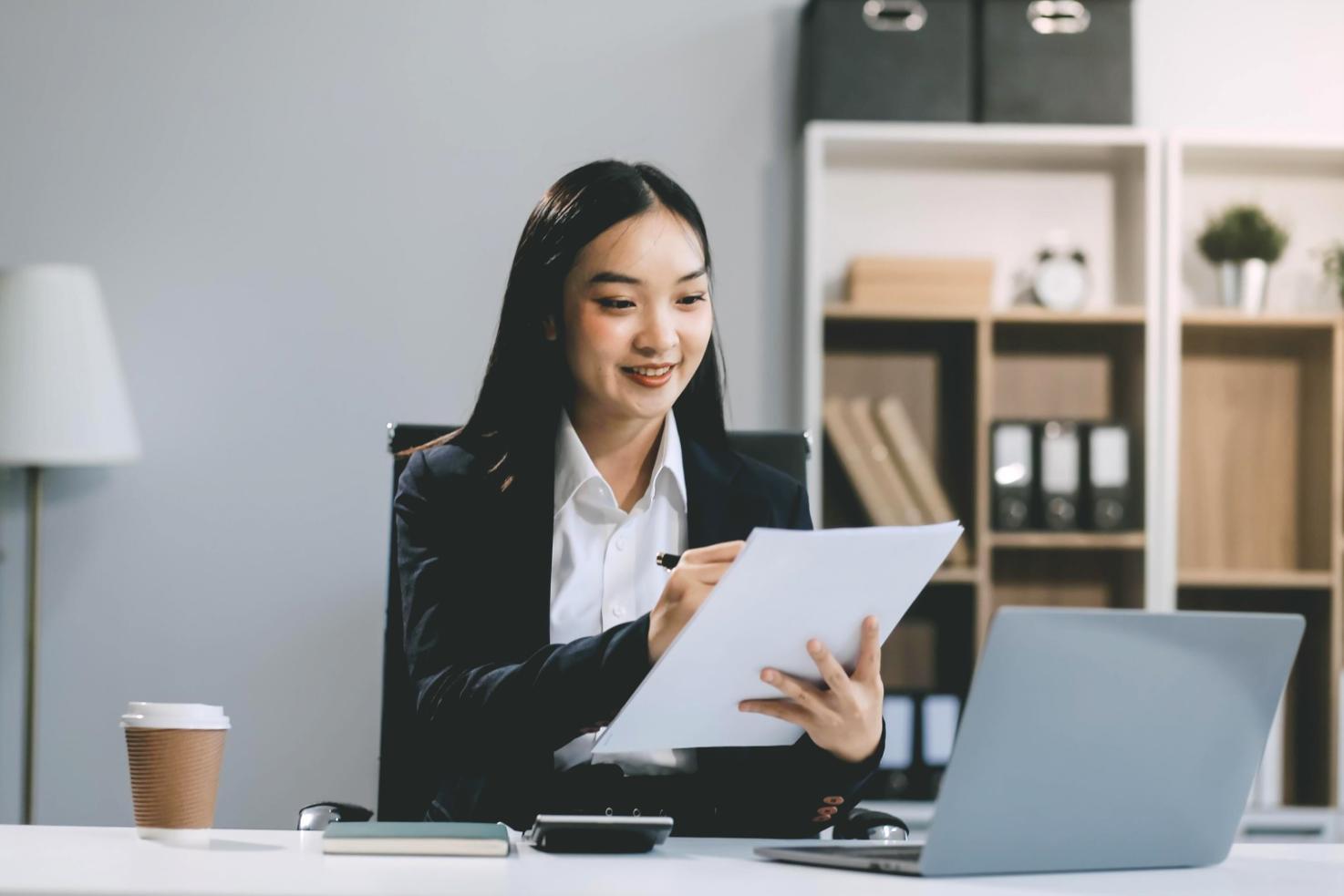 Profesionales trabajando en análisis financiero